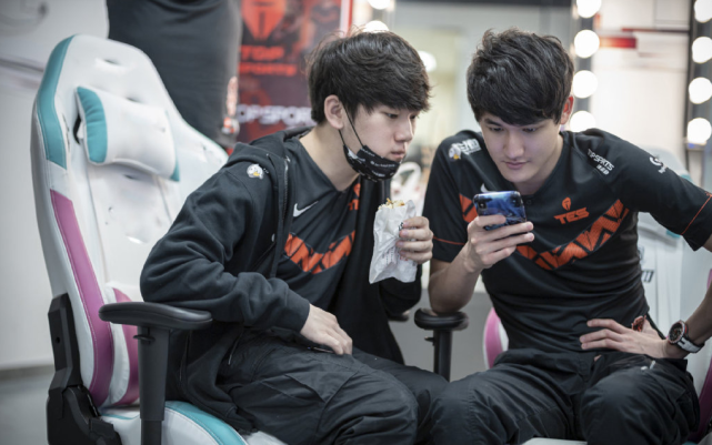 开云体育app-HKA碾压DFM，JackeyLove拿下关键大龙激烈交锋半决赛，引爆全场热议