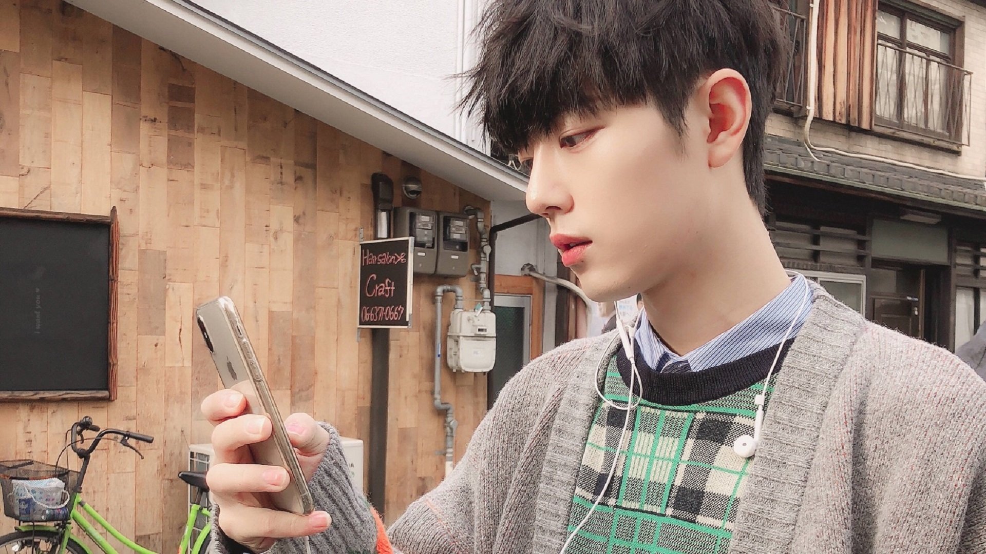 开云体育app-生死战绝境逢生！小贾伦狂轰滥炸助湖人险胜上海队，跨联盟对决引爆全球热议