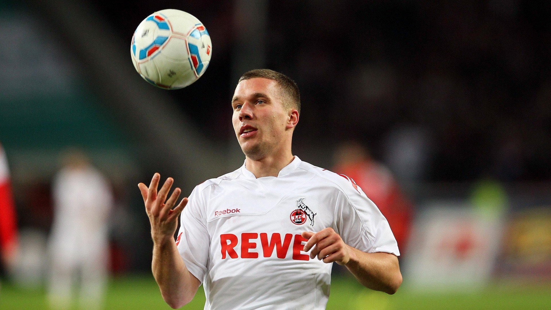 当世界杯哨响遇上篮球心跳，一场跨越维度的巅峰对决