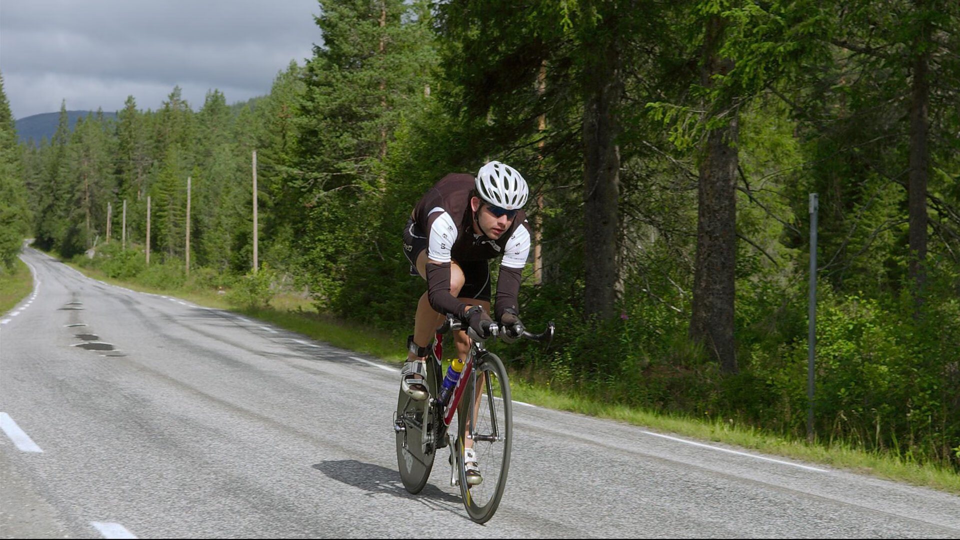 引擎咆哮与篮球撞击的跨界狂想，当F1街道赛遭遇篮网马刺的终极突围战